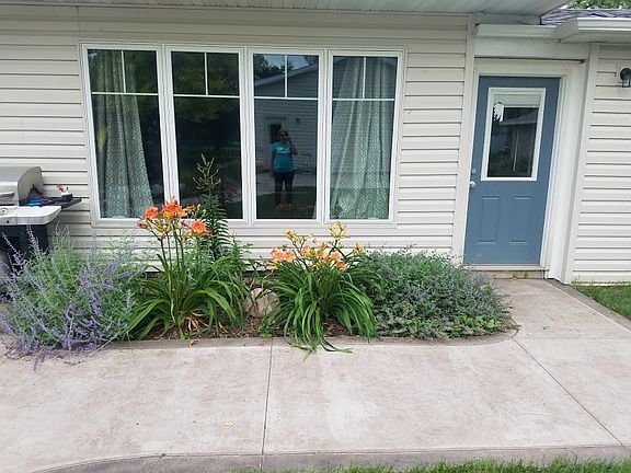 4th image of 452 10th Ave N