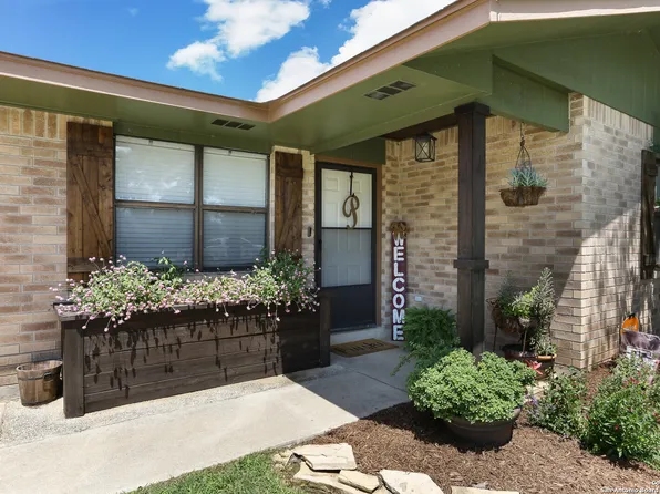 229 Blue Bonnet, Floresville, TX 78114