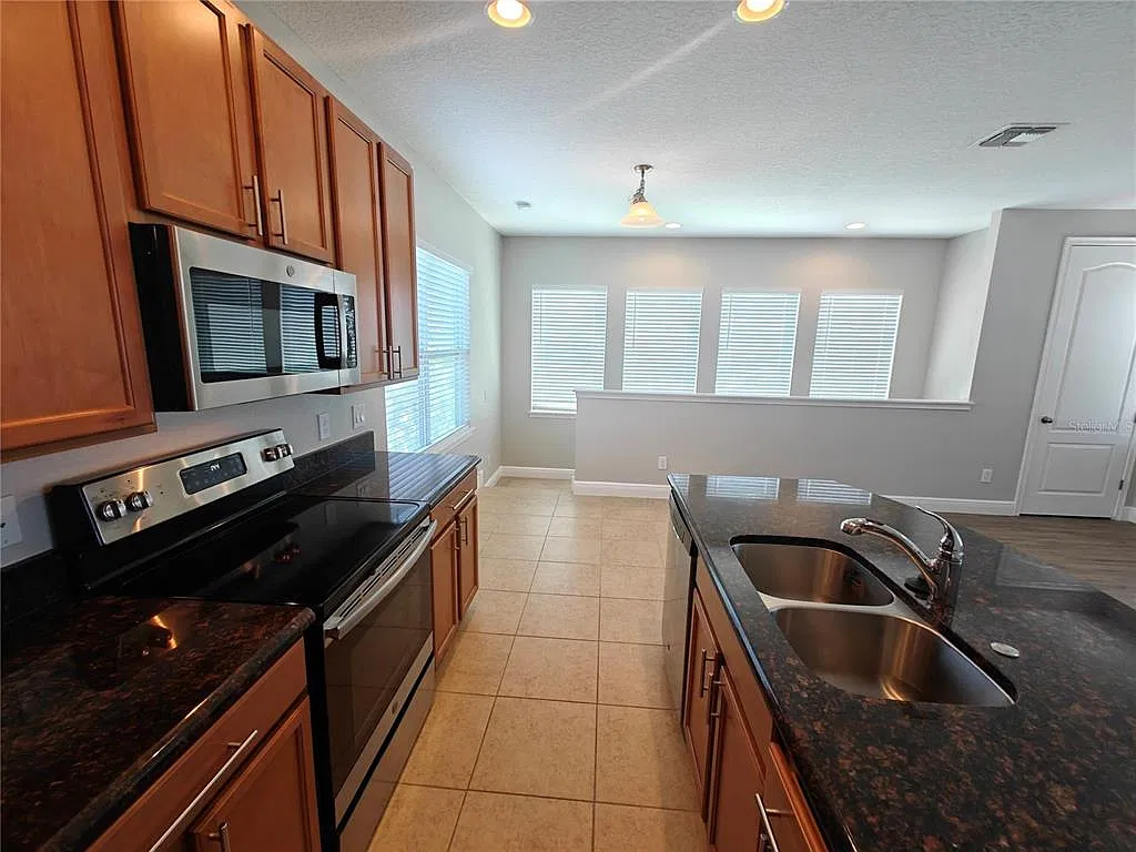1 bed, 1.0 bath, 747 sqft, $1,749 — Photo 2