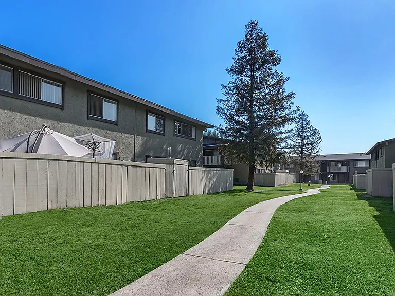 Saddleback Ranch Apartments — Photo 52