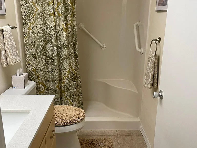 En suite master bath.