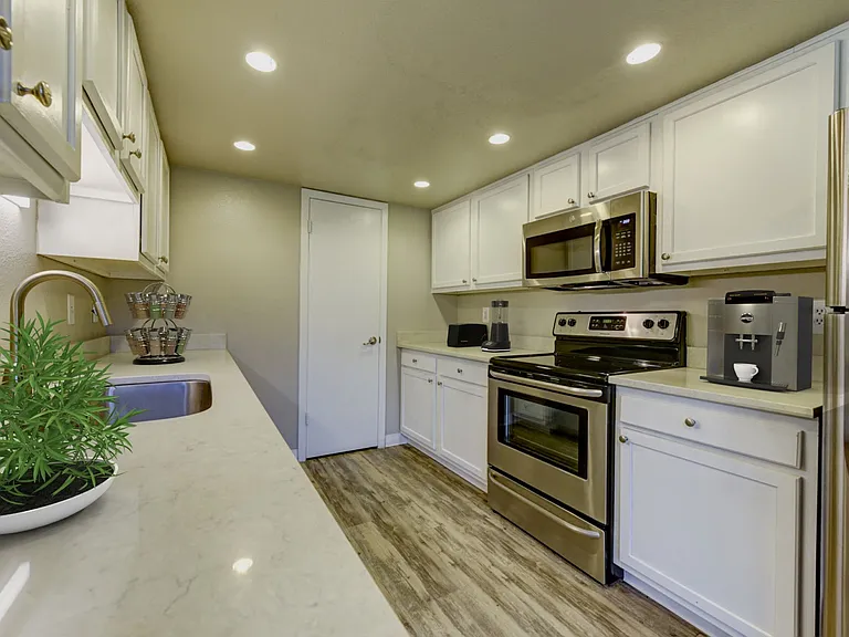 Henley and Remy Apartments — Photo 21
