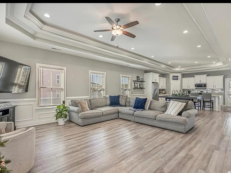 330 Harbour View Dr — Photo 2