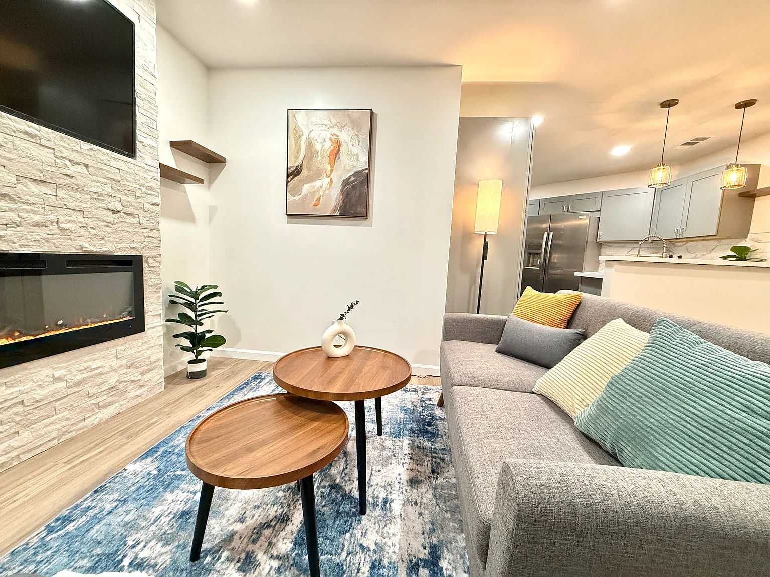3229 S Sherbourne Dr — Photo 2