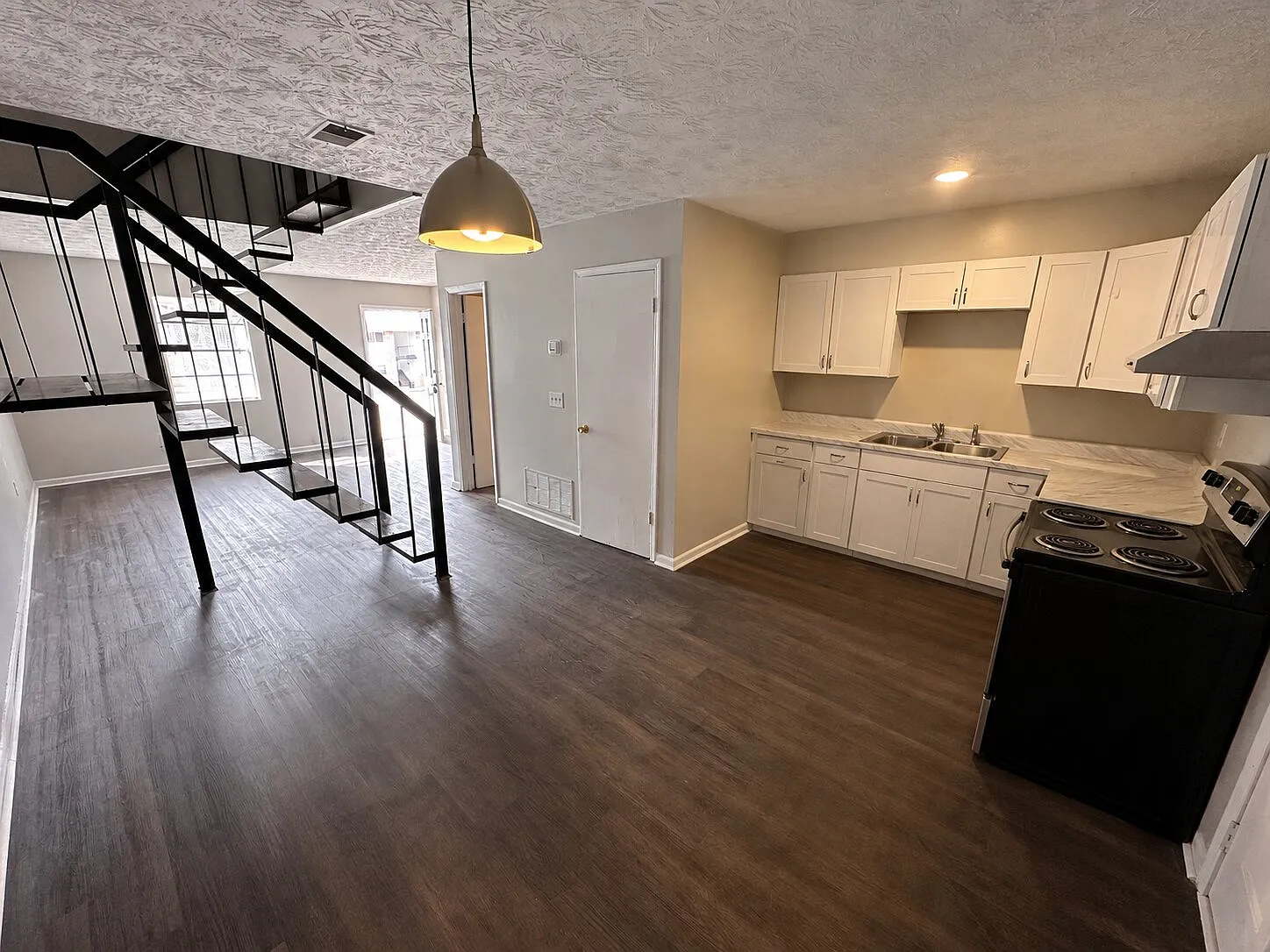 2 bed, 1.5 bath, 960 sqft, $1,095 — Photo 2