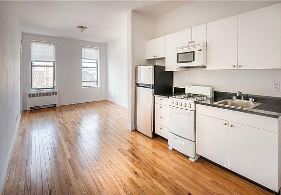 3rd image of 64 Macdougal St APT 20