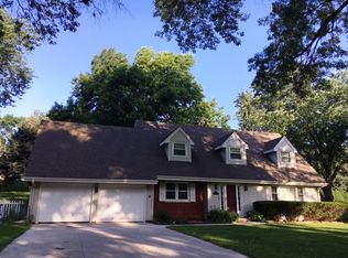 912 Meadow Rd, Omaha, NE 68154