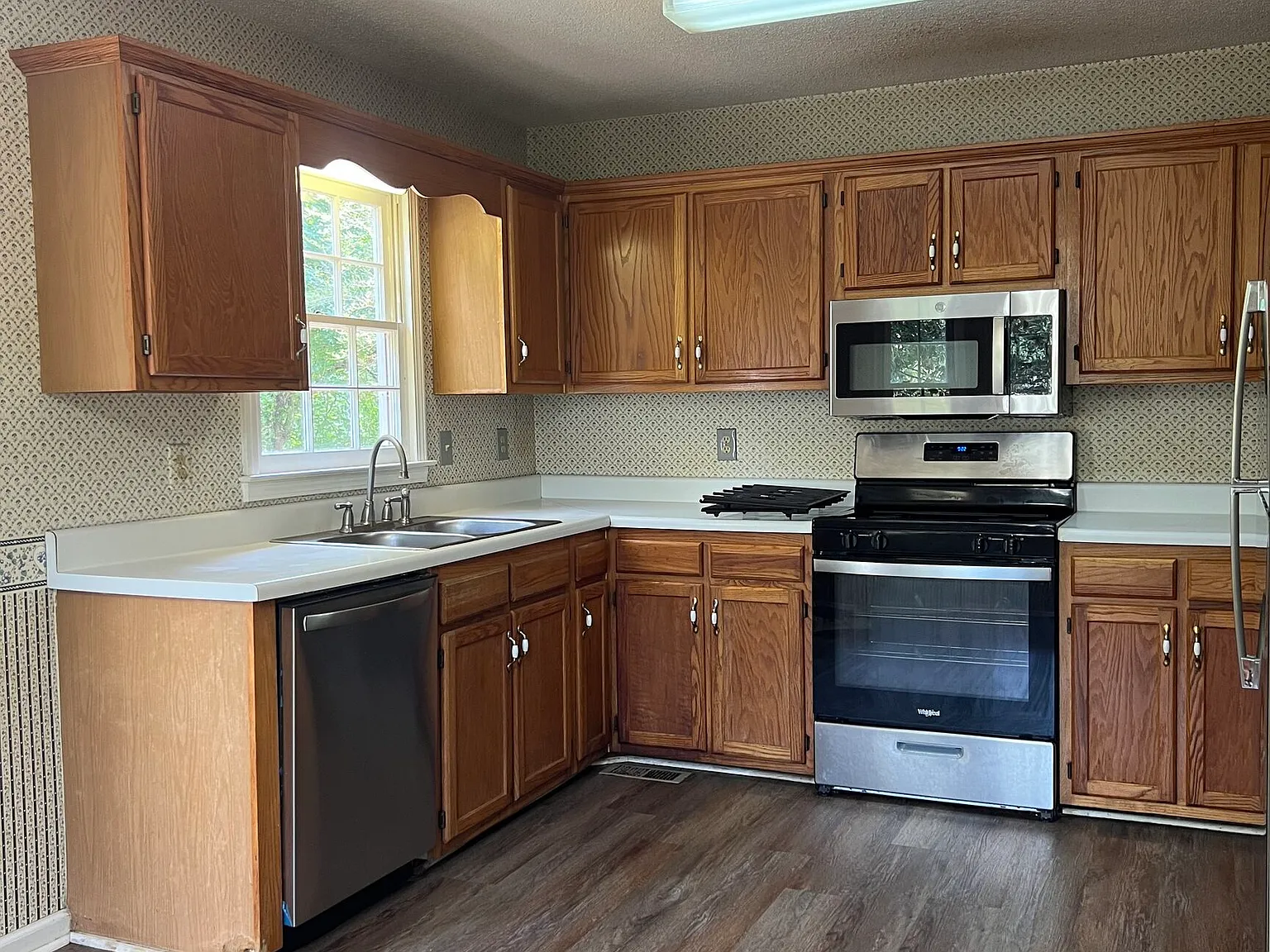 4 bed, 2.5 bath, 1834 sqft, $1,900 — Photo 4