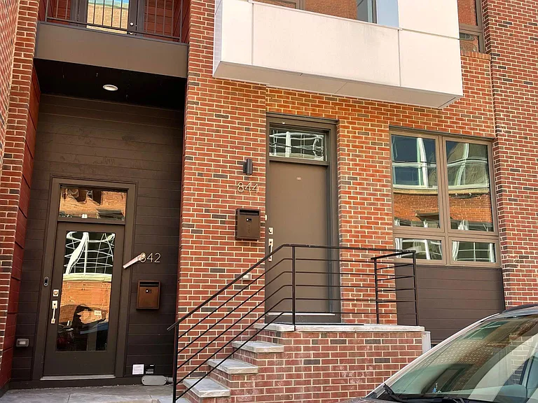 844 N American St — Photo 1