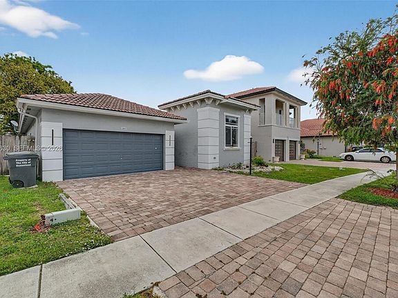 2nd image of 1281 NE 41st Pl