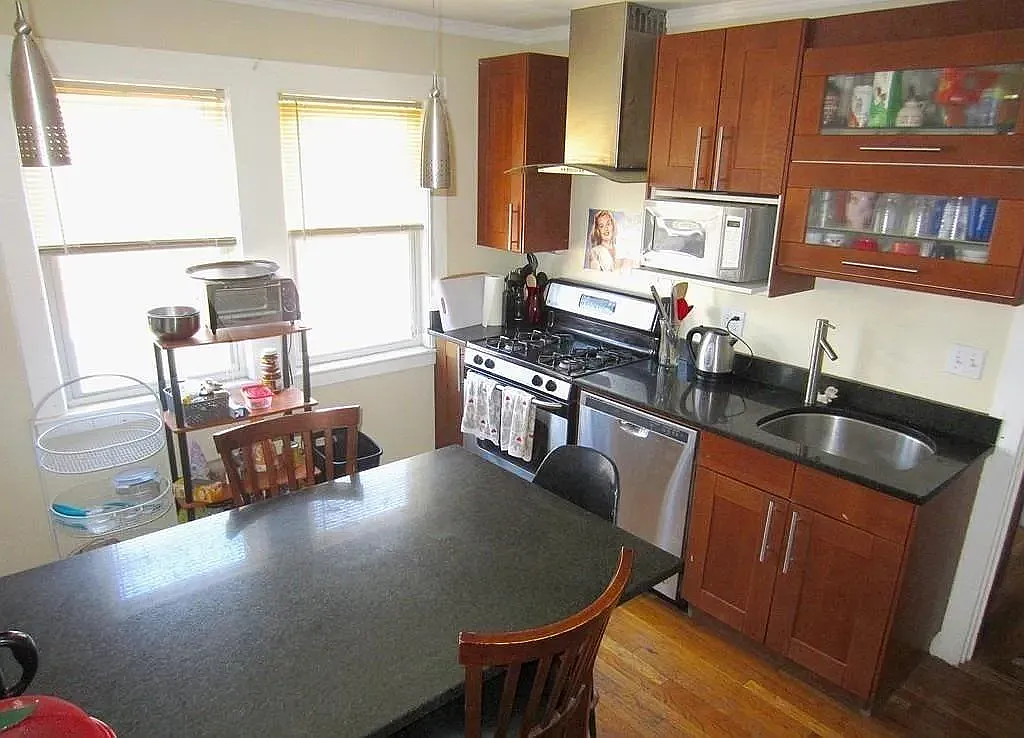 4 bed, $5,400 — Photo 1