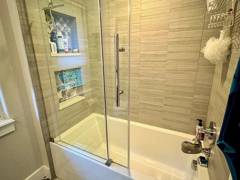 Upper level full bath.