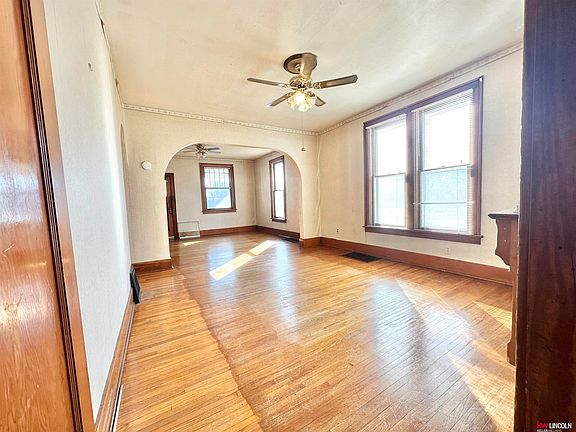 5th image of 900 Bell St