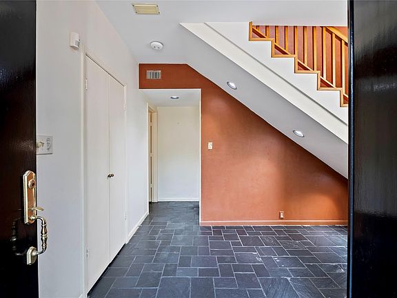 4th image of 5300 Mercer St Unit 7