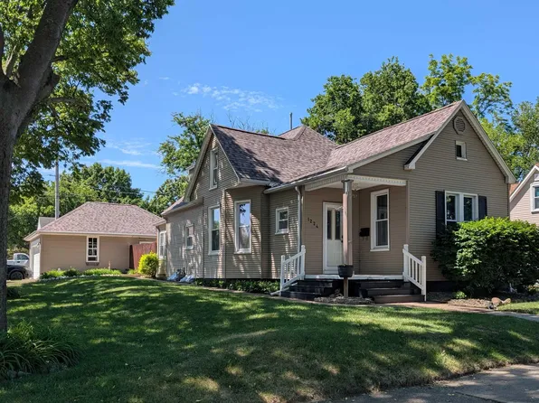1224 Charlotte St, Pekin, IL 61554