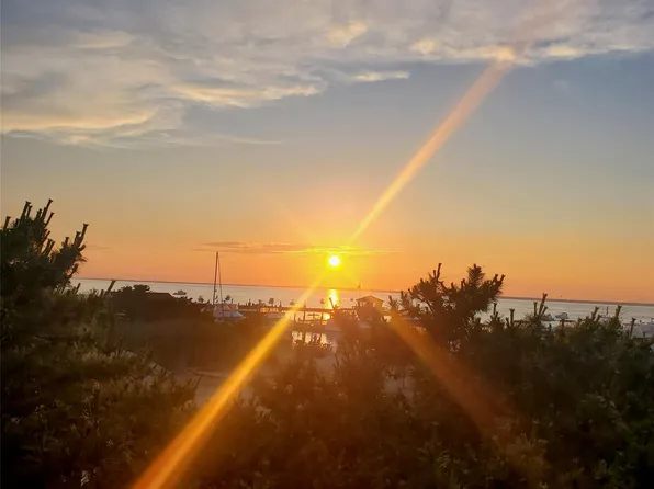 1 Spindrift Walk, Davis Park, NY 11772