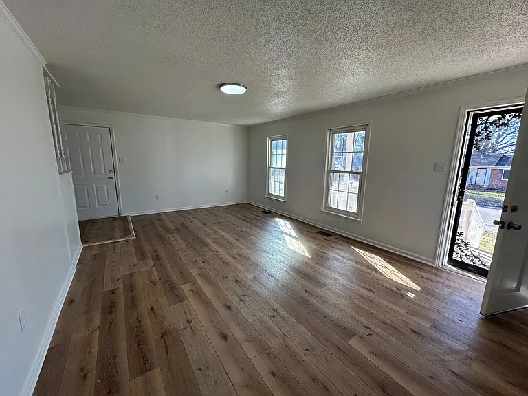 1085 Berrywood Ave — Photo 2