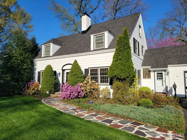 7 Crest Rd, New Brunswick, NJ 08901