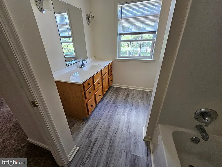 218 E North St — Photo 38