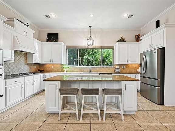 4th image of 340 Sandalwood Dr