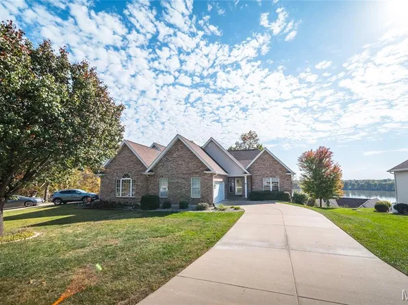 951 Riverview Dr, Golden Eagle, IL 62036
