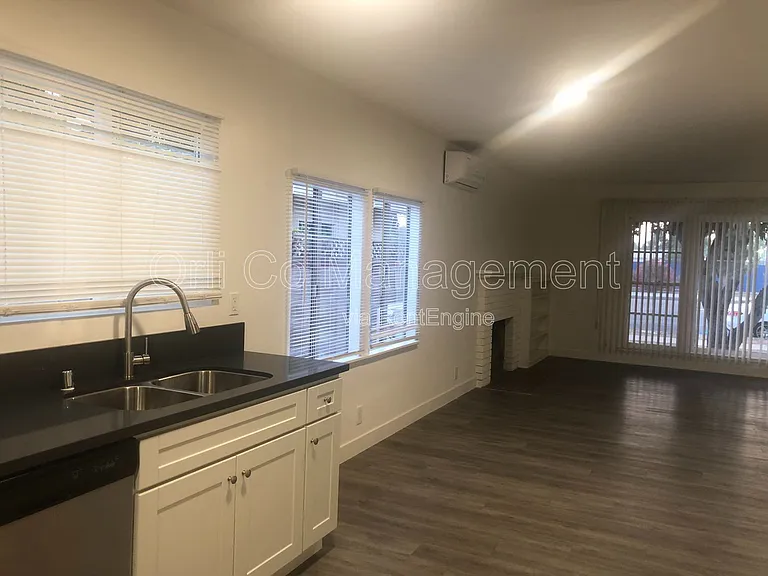 6500 Balboa Blvd — Photo 2