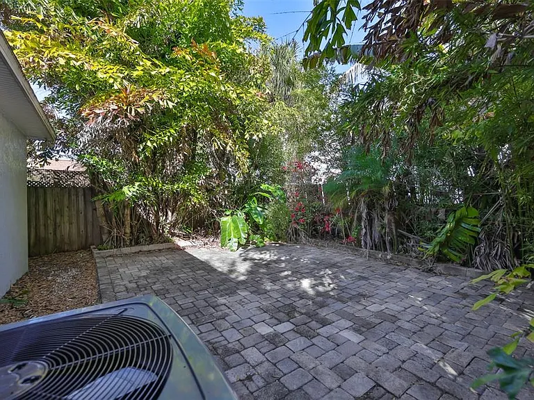 2331 W Chestnut St — Photo 33