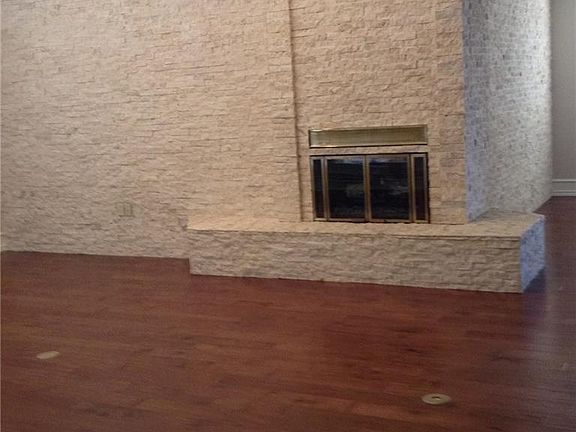 3rd image of 54 Surrey Sq