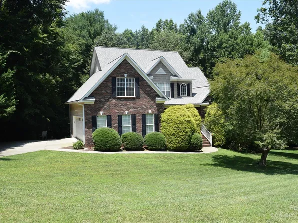 6521 Emory Dr, Hickory, NC 28601