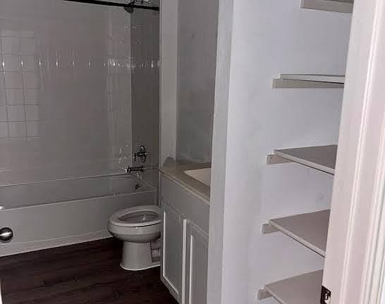 5th image of 204 Sweetwater Creek Ln