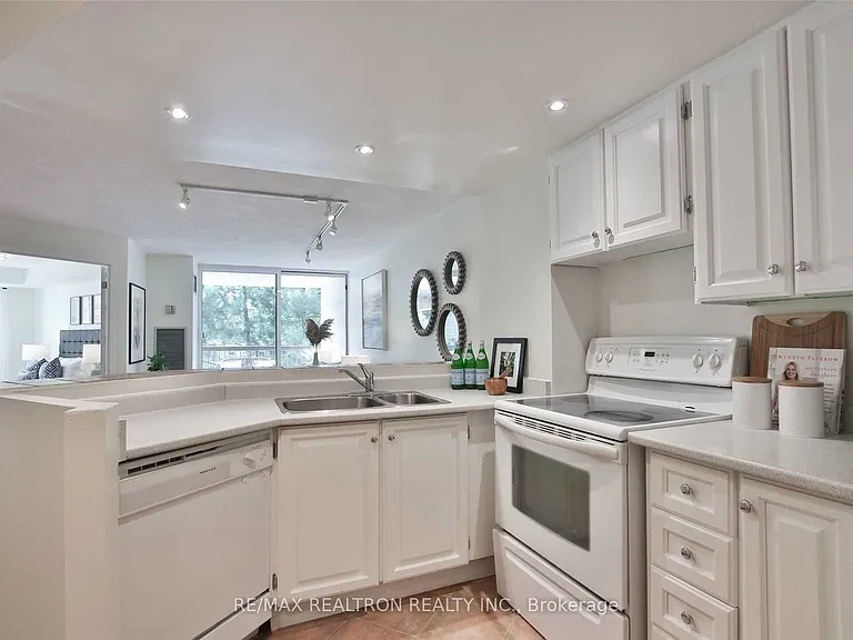 77 Maitland Pl #326 — Photo 14