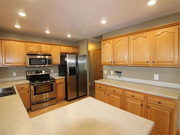 5th image of 220 N Park Dr
