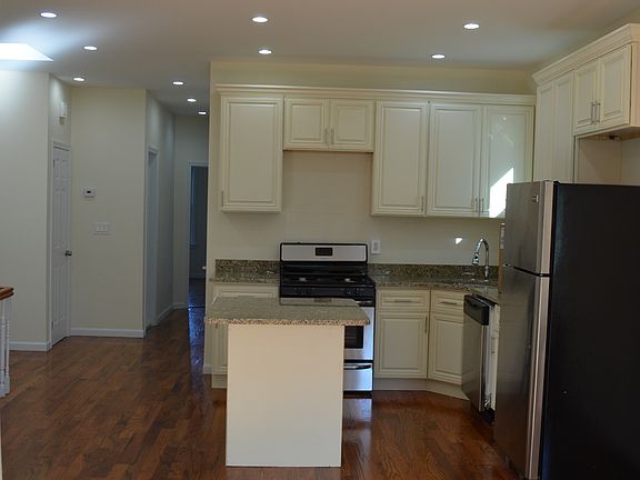 4th image of 3219 95th St