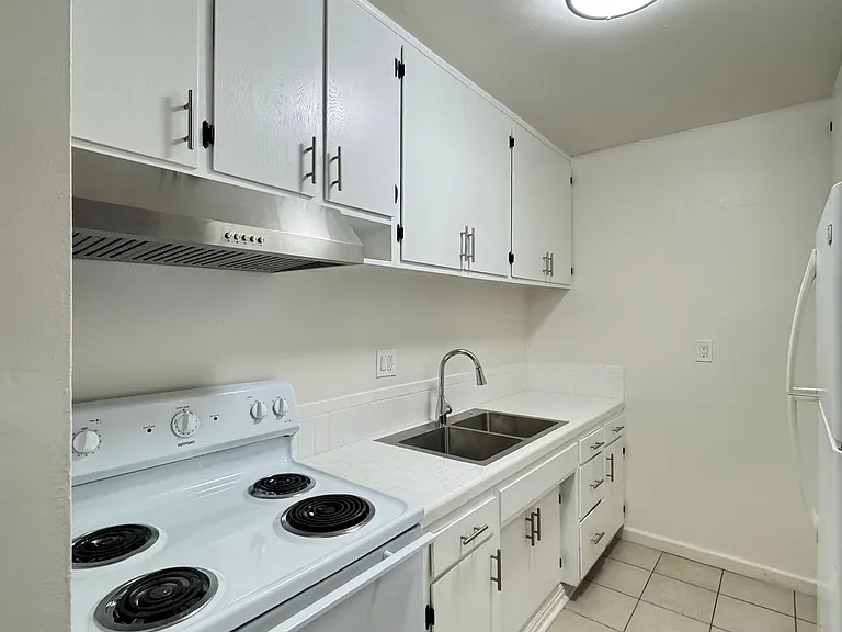 1150 N Normandie — Photo 11