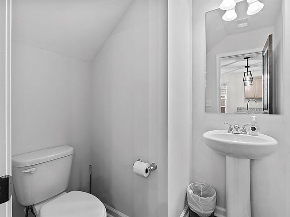 4th image of 614 Wooster Dr