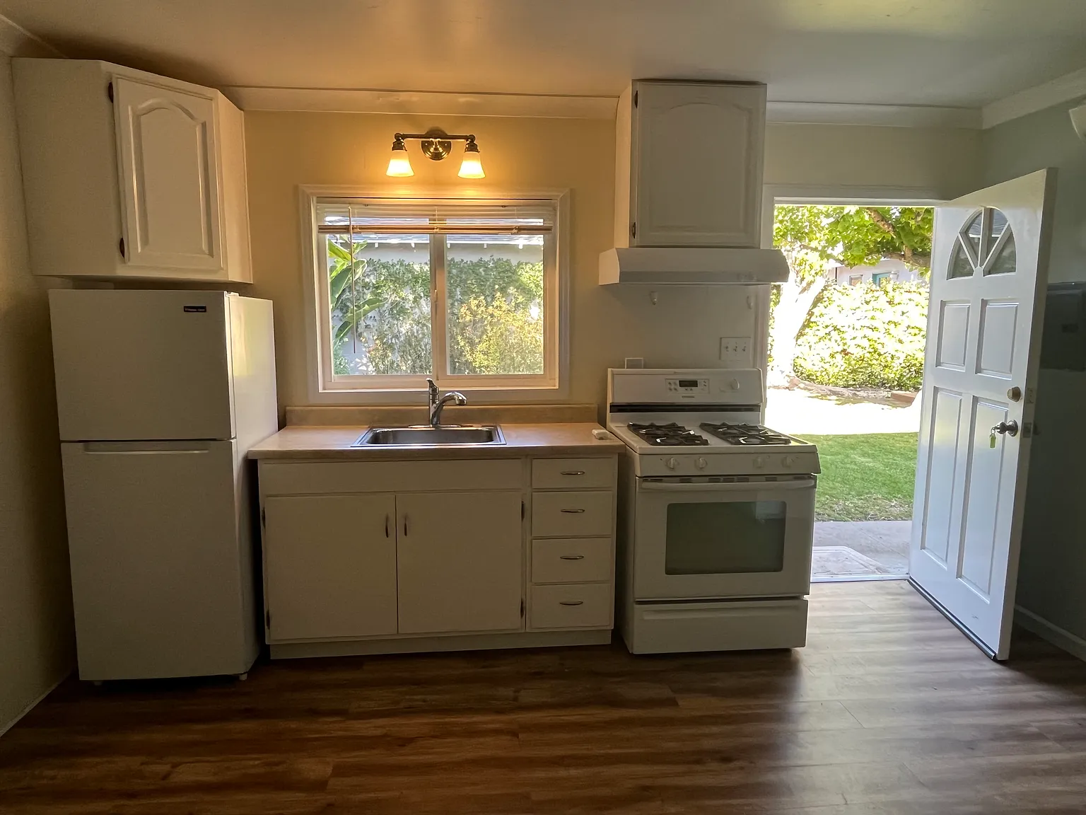 Studio, 400 sqft, $2,675 — Photo 3