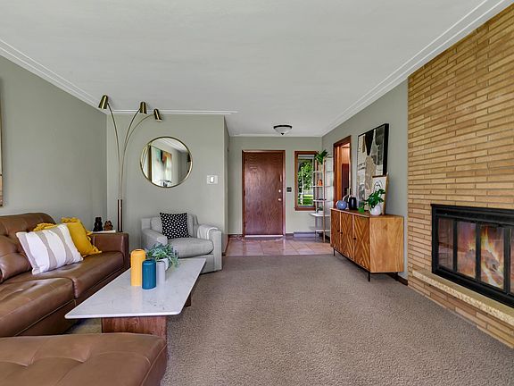 3rd image of 5843 Fairway Ln