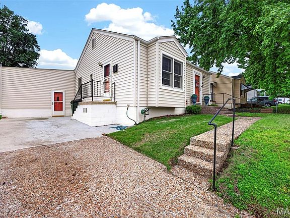 5th image of 1033 Perry St