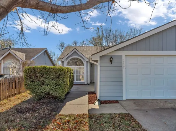1317 Sunchase Dr, Lawrence, KS 66044