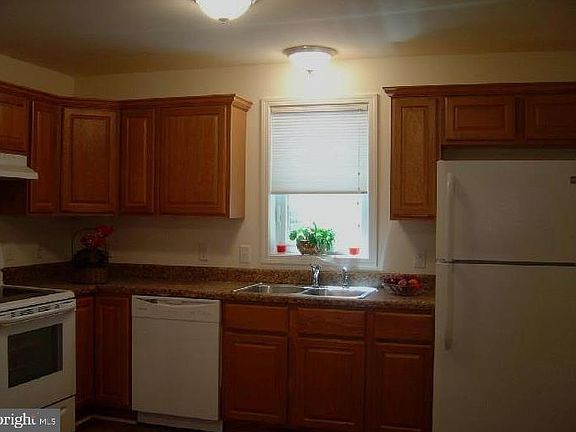 5th image of 75 S Reber St #18