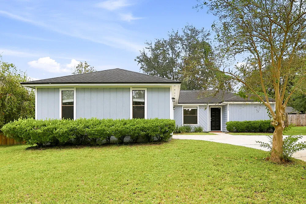 3 bed, 2.0 bath, 1298 sqft, $1,865 — Photo 1