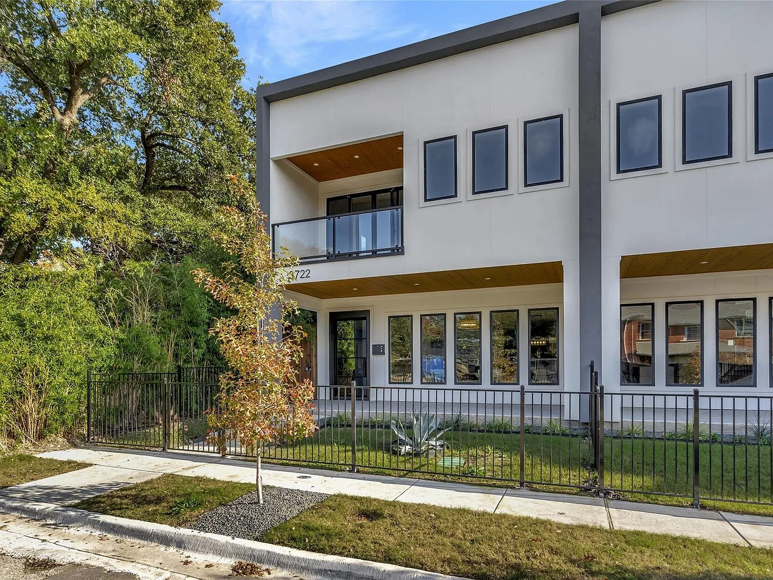 3 Bed 4.5 Bath Steps away from Highland Park Area — Photo 3