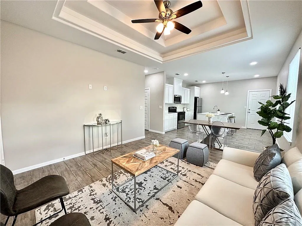 3 bed, 2.0 bath, 1020 sqft, $1,275 — Photo 3