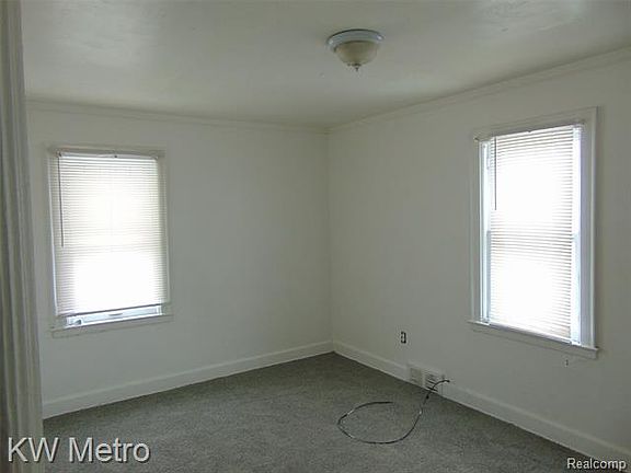 3rd image of 135 W Longwood Pl