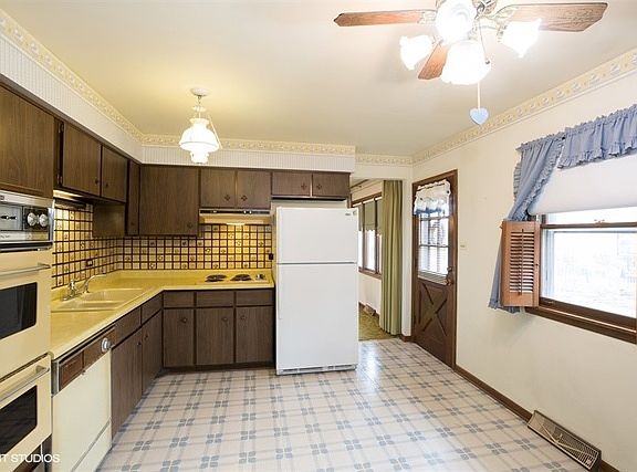 4th image of 17218 Kenwood Ave