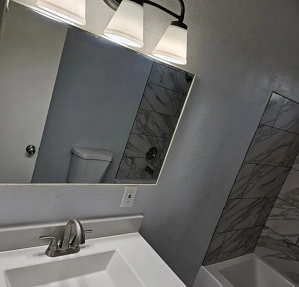712 E Whittier Ave — Photo 8