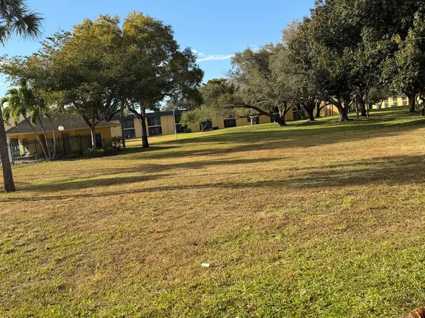 410 Meadows Cir #410, Boynton Beach, FL 33436