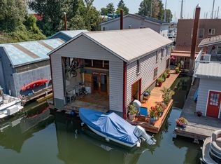234 N Tomahawk Island Dr, Portland, OR