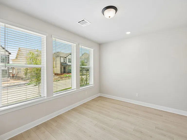 4816 Maxwell Dr — Photo 3