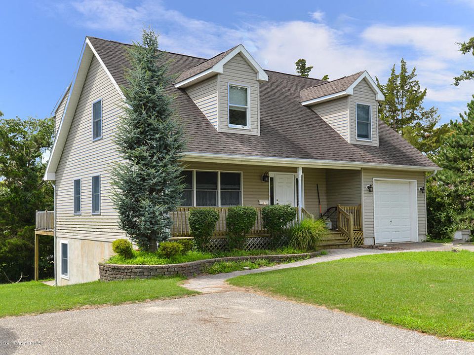 1st image of 47 Point O Woods Dr